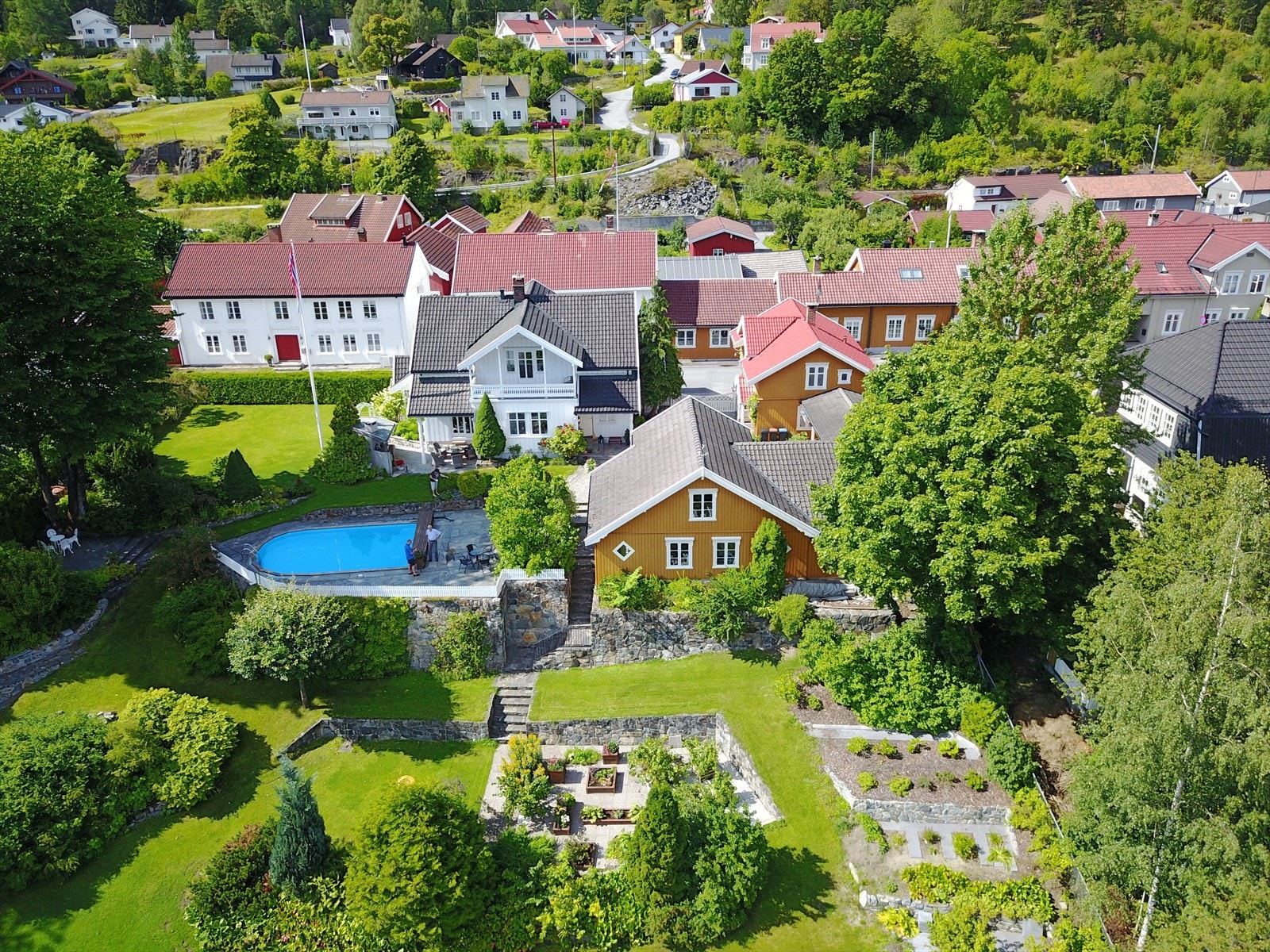 Selgers private bilde. Eiendommen har svært flott opparbeidet uteområde som fremstår som en grønn oase med egne frukttrær og rikelig med plass for både lek, rekreasjon og sosiale sammenkomster. Galleribilde