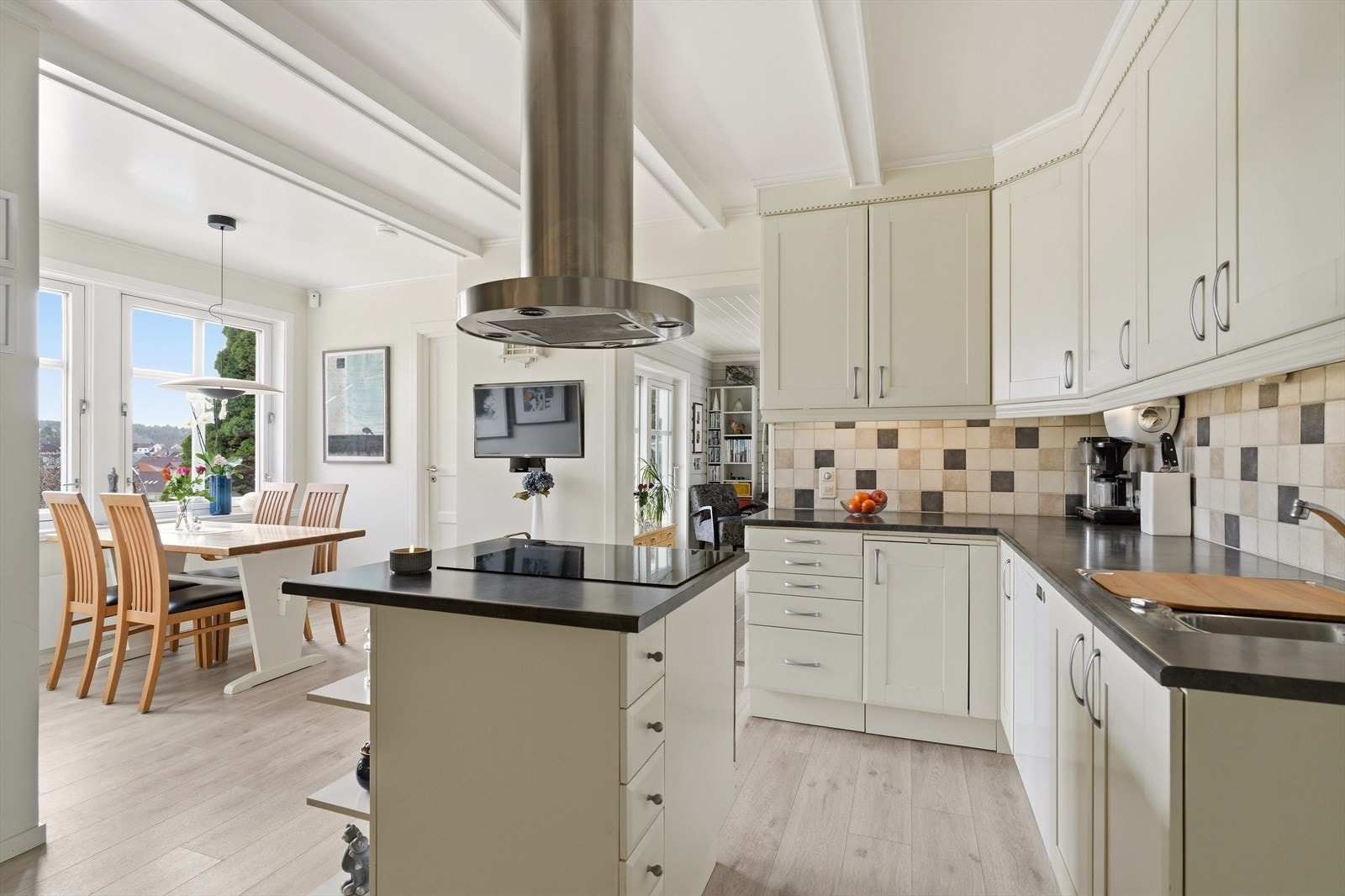 Kjøkkenet er videre utstyrt med komfyrtopp, stekeovn, dampovn, micro, oppvaskmaskin og kombiskap, samt ventilator med avtrekk ut. Galleribilde