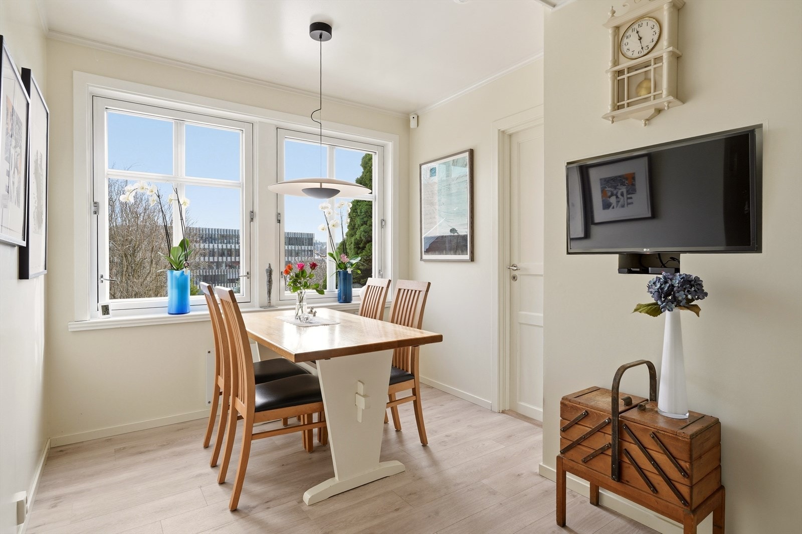 På kjøkkenet er det også god plass til å innrede med spisebord. Galleribilde