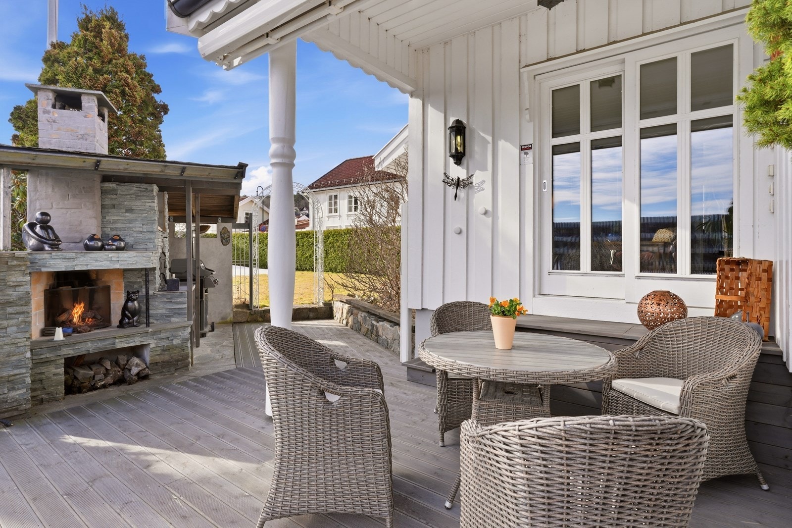 Romslig terrasse med god plass til utemøbler. Galleribilde