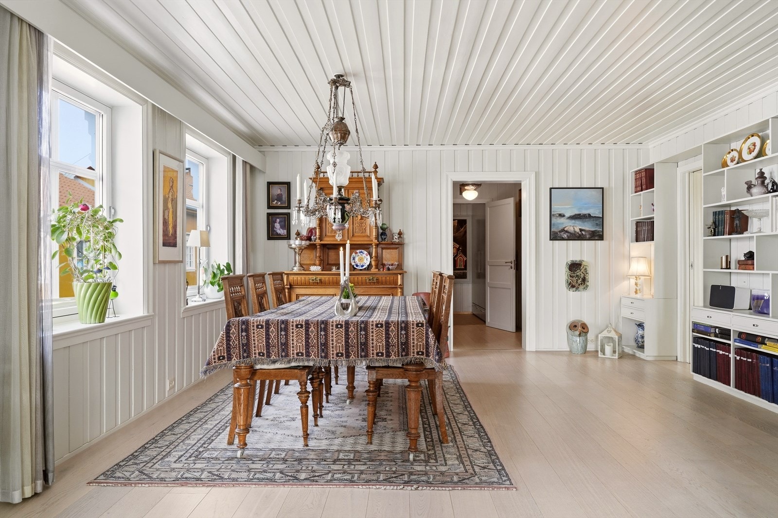 Stuen har også god plass til å innrede med stort spisebord. Galleribilde