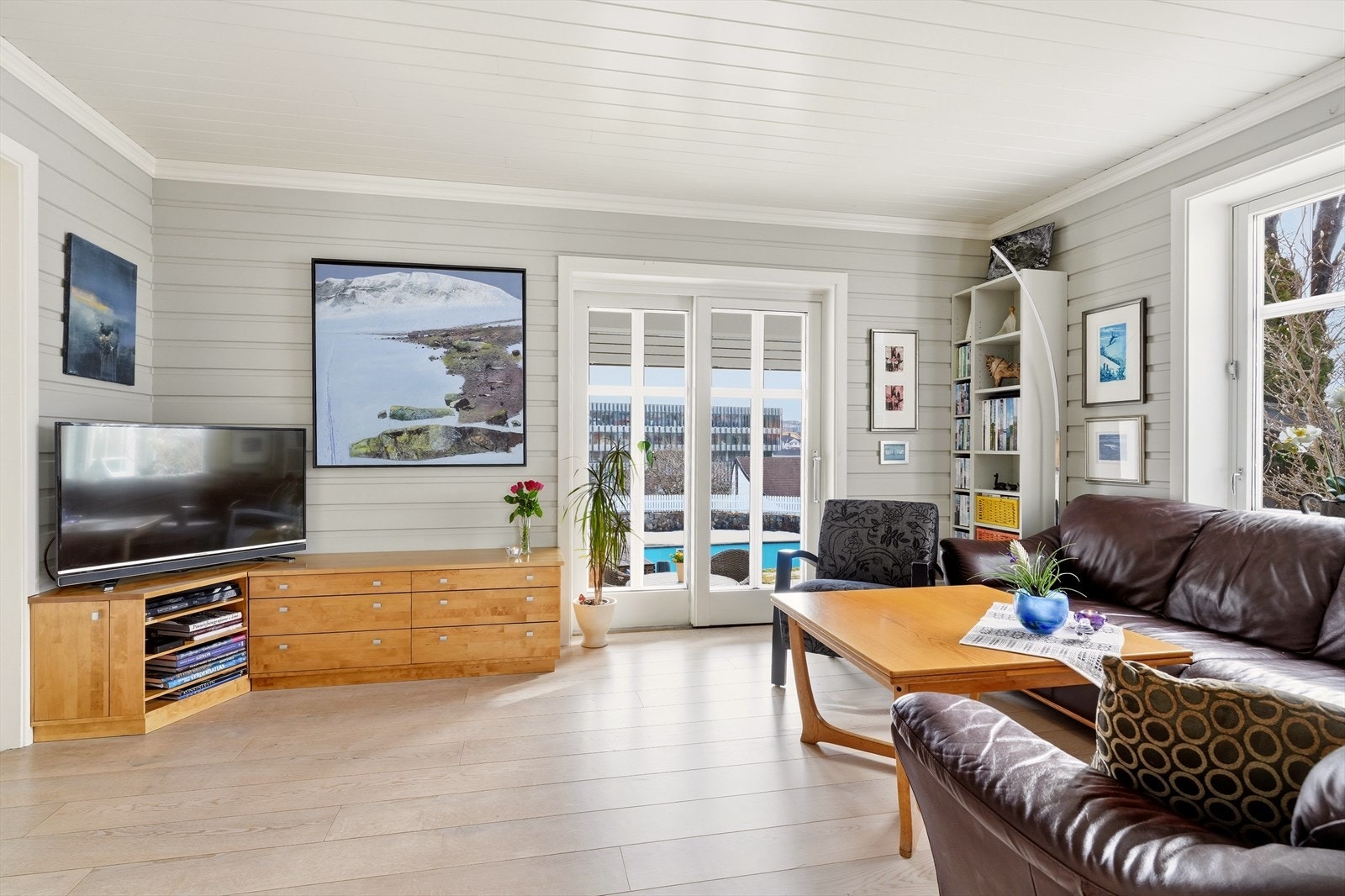 Fra stuen er det utgang til boligens uteområde, samt utsikt ned mot krona. Galleribilde