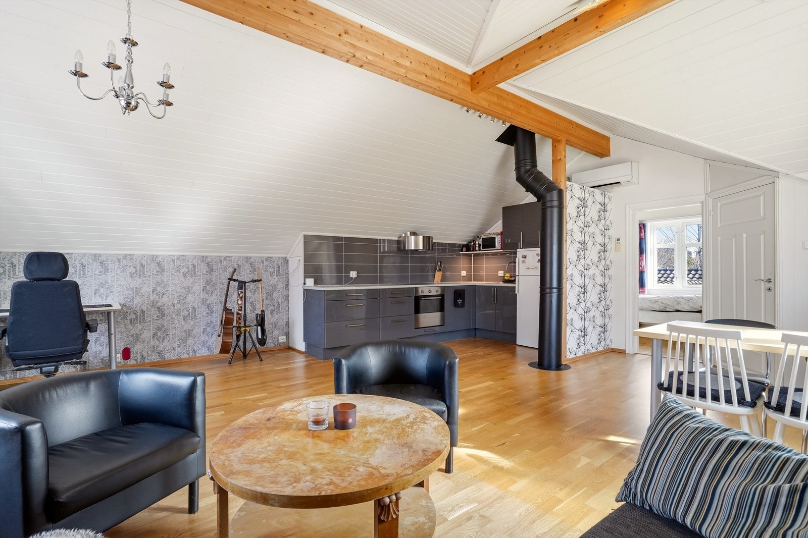 2. etasje innredet med åpen stue - og kjøkkenløsning. Galleribilde