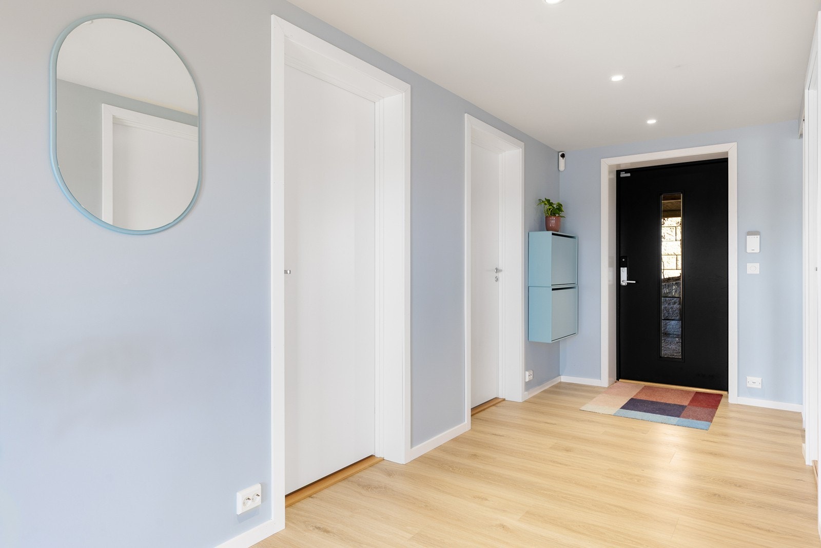 Lys gang med enkel adkomst til soverom og bad Galleribilde