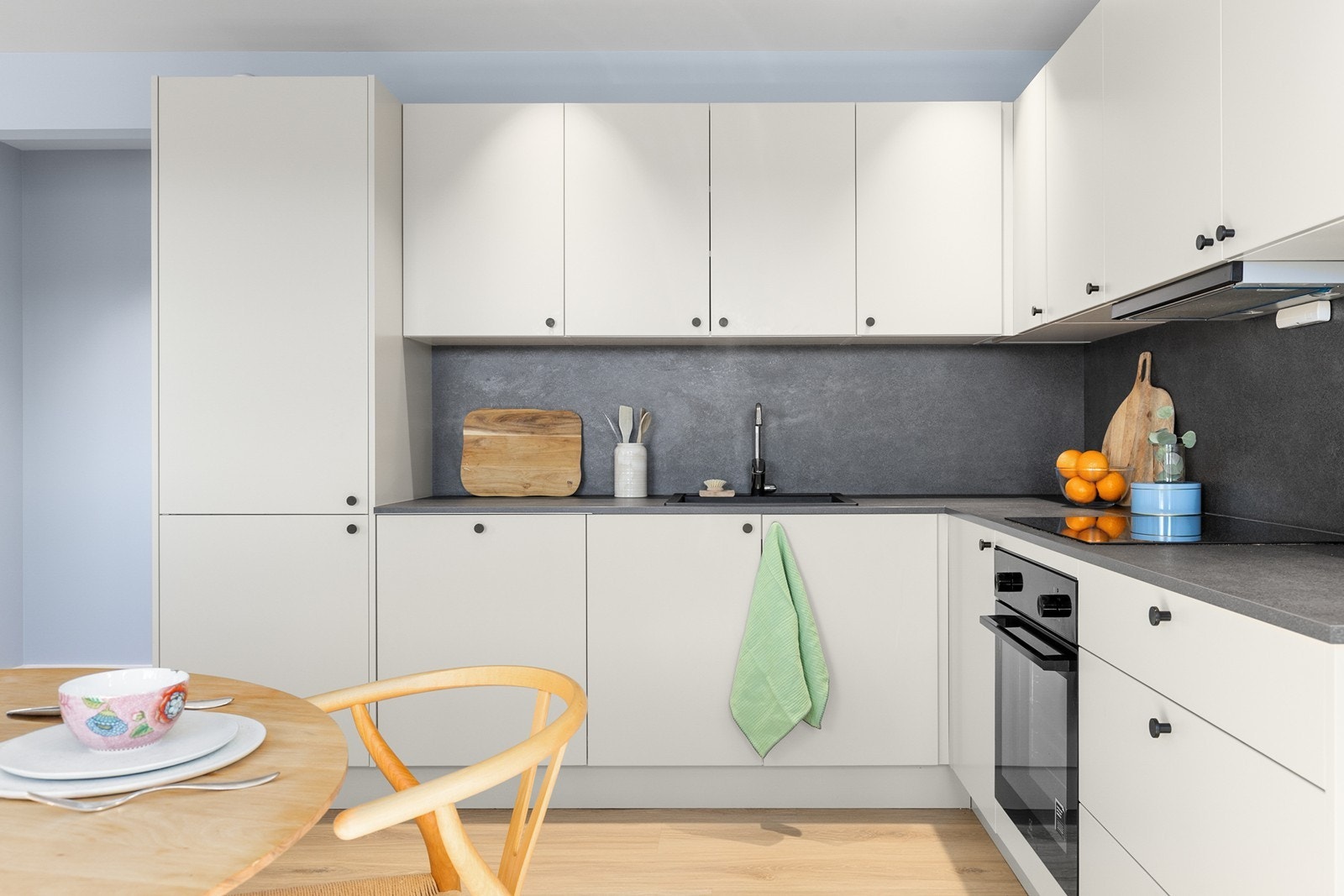 Kjøkkenet har integrerte hvitevarer og god lagringsplass i over-og underskap Galleribilde