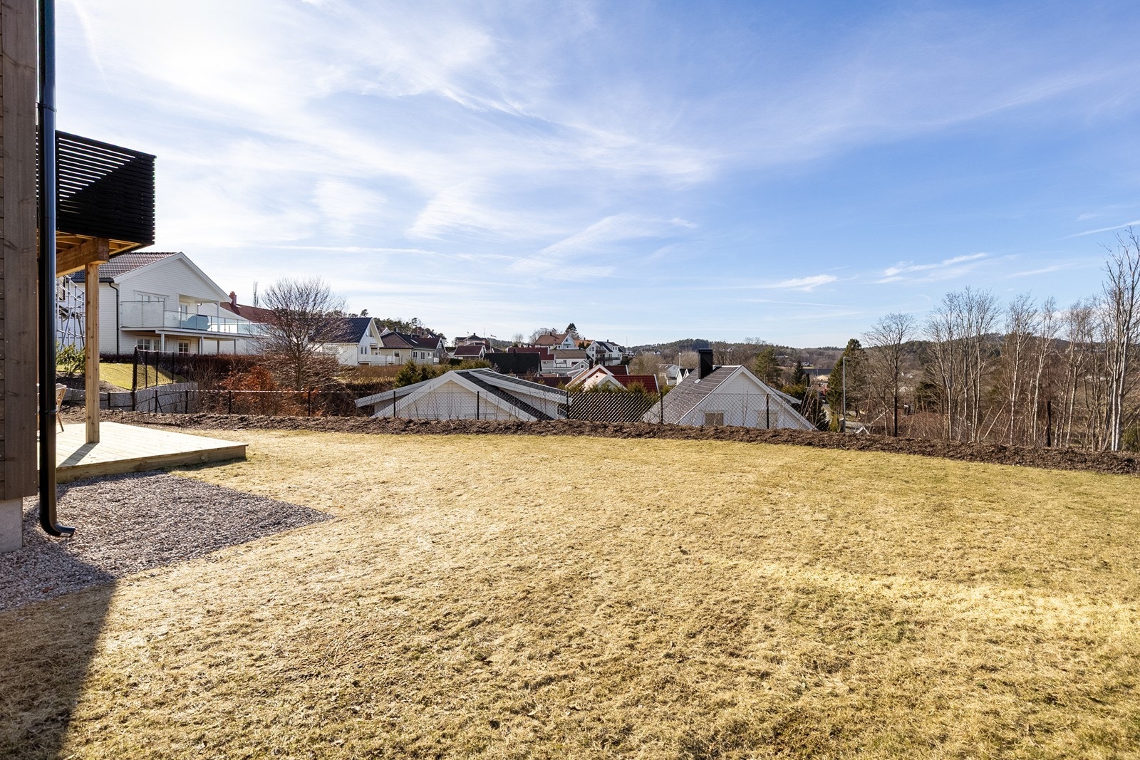 Stor hage med god plass til lek for barna Galleribilde