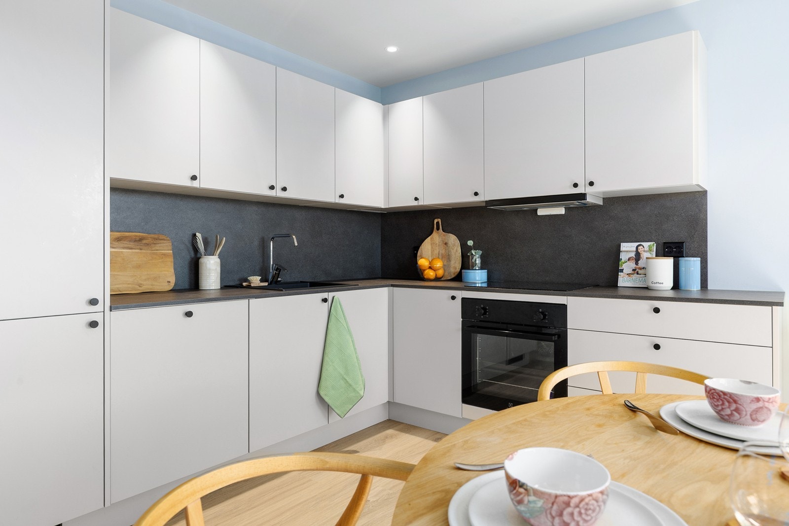 Moderne kjøkkeninnredning fra Strai med god skapplass Galleribilde