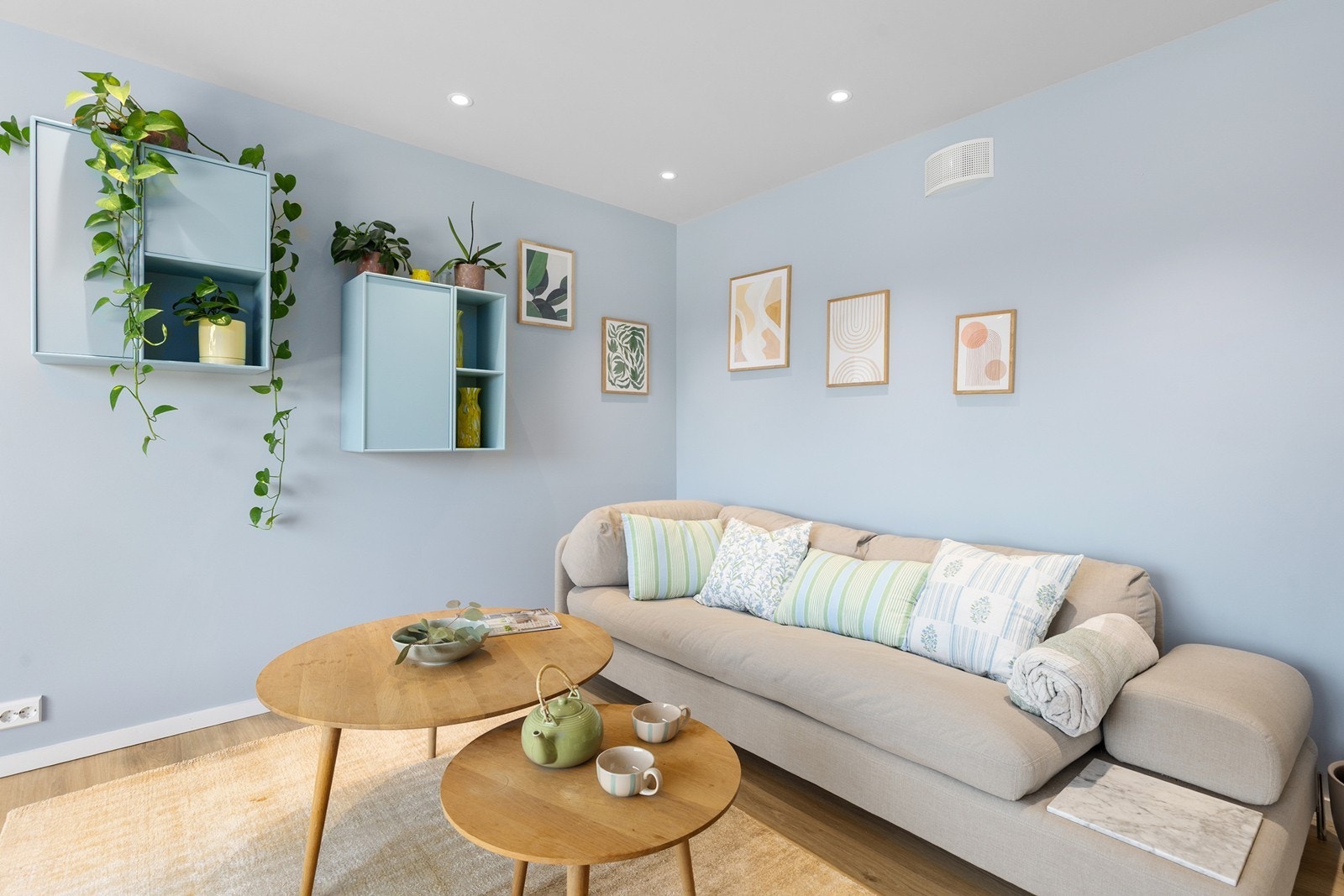 Stuen er lys og fin og har gode muligheter for å møblere etter eget ønske og behov Galleribilde