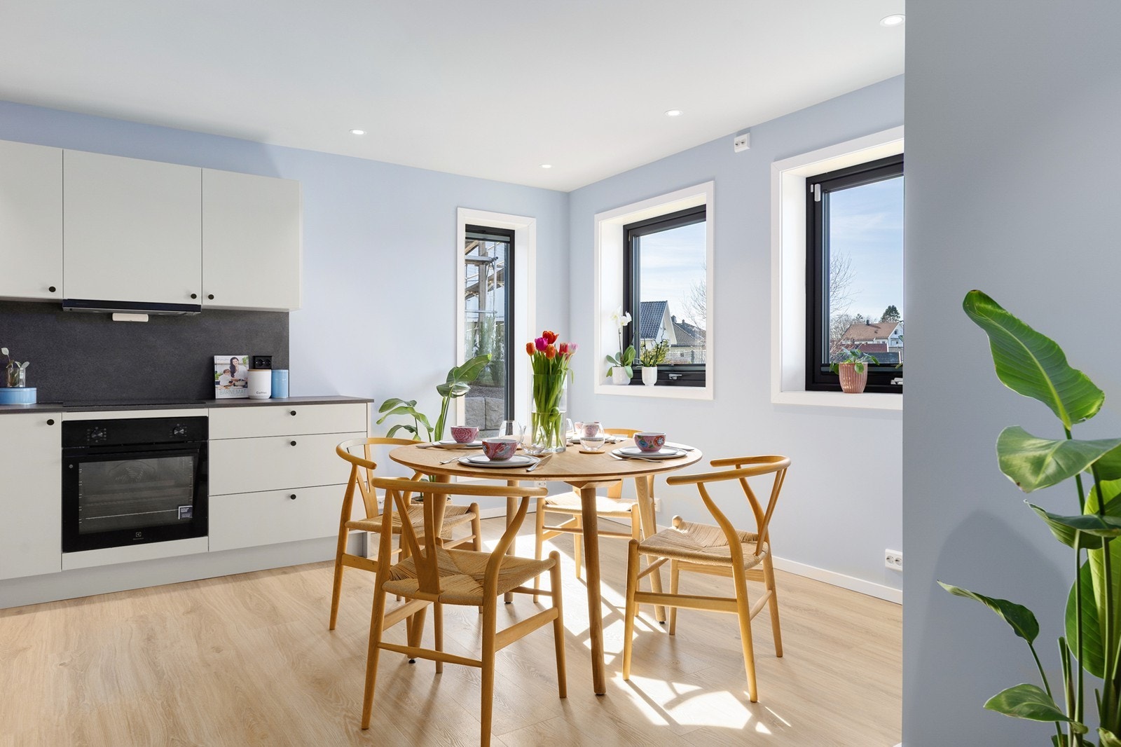 Kjøkken med plass til kjøkkenbord Galleribilde