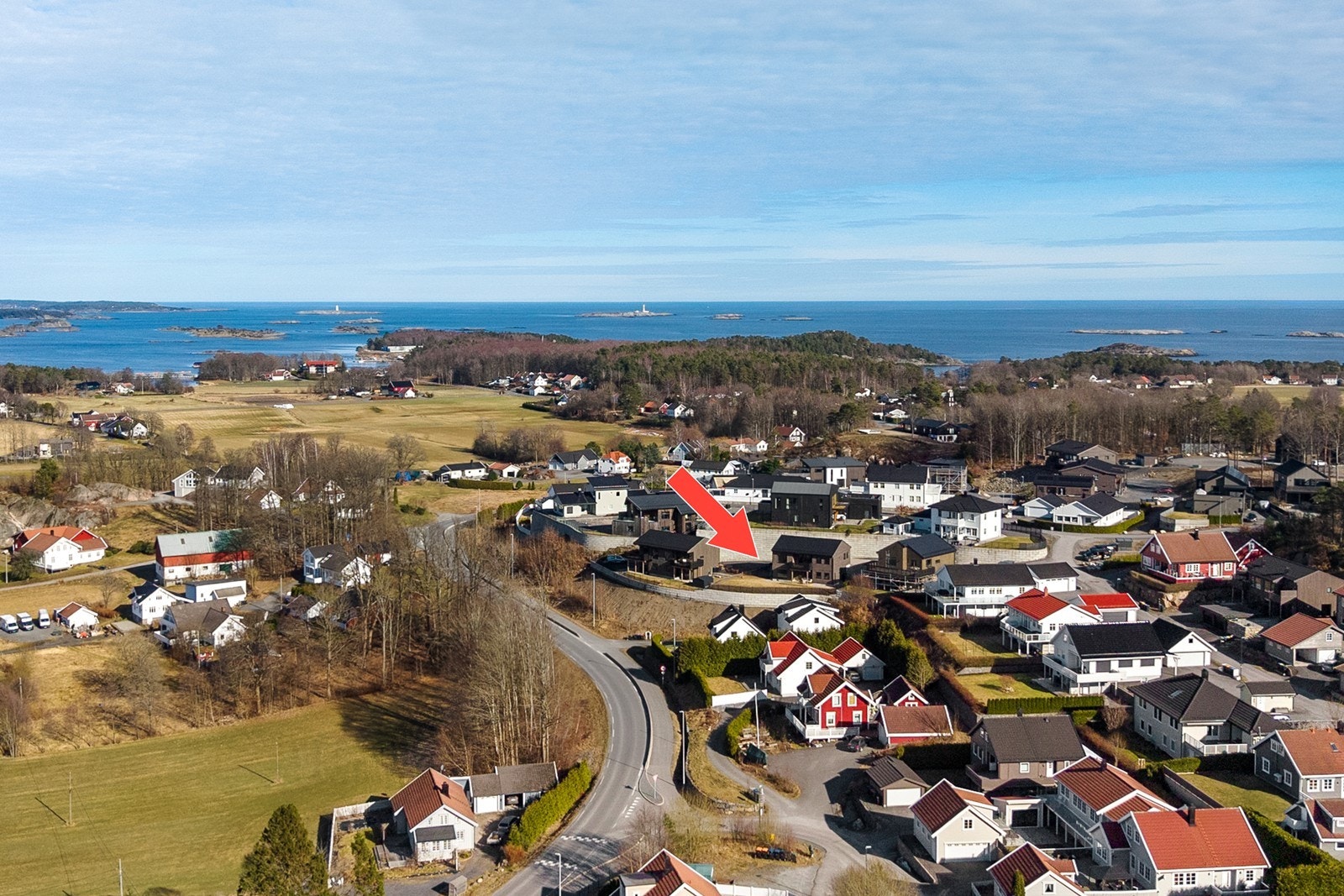 Dronebilde over eiendommen - kort vei til sjøen og badeplasser! Galleribilde