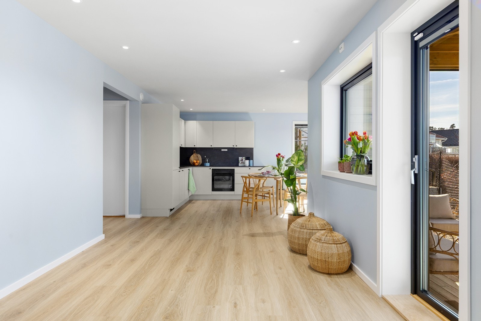 Stue/kjøkken i praktisk åpen løsning Galleribilde