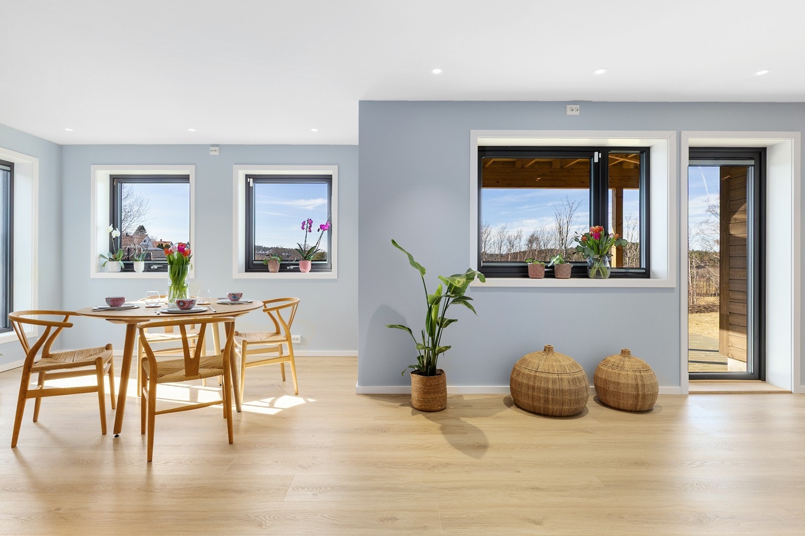 Det er utgang til hyggelig uteområde fra stue Galleribilde