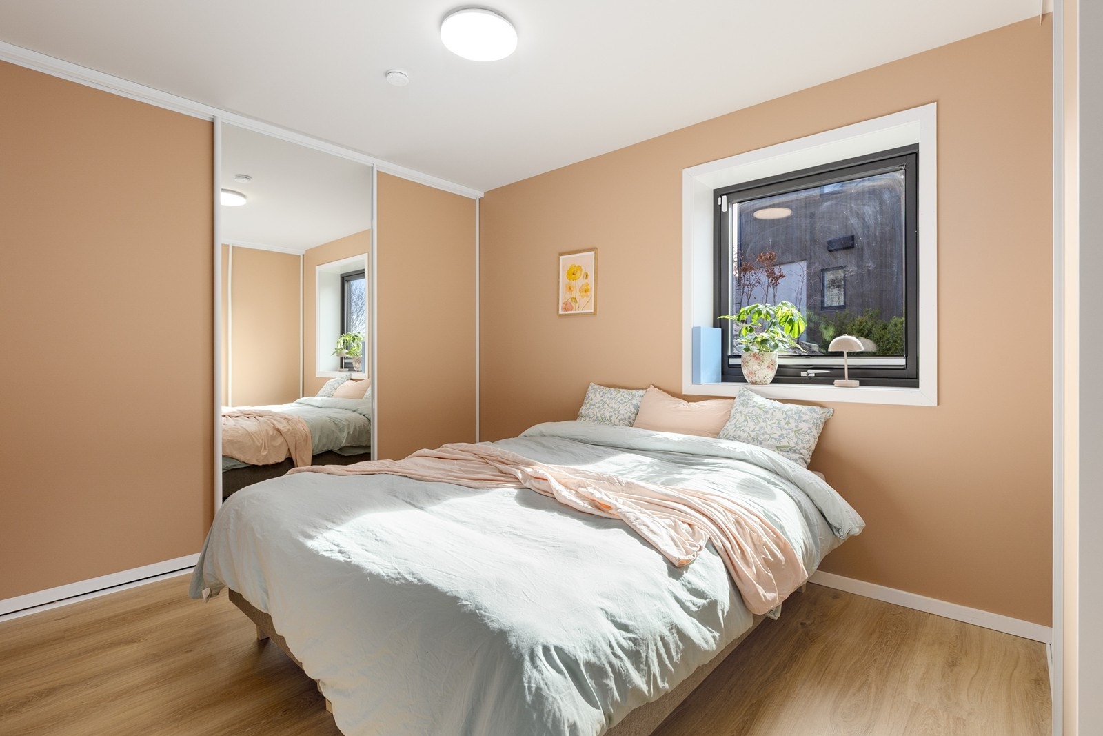 Romslig hovedsoverom med skyvedørsgarderobe Galleribilde