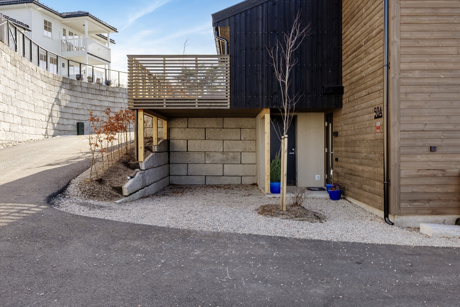 Inngangsparti og parkering i carport Galleribilde