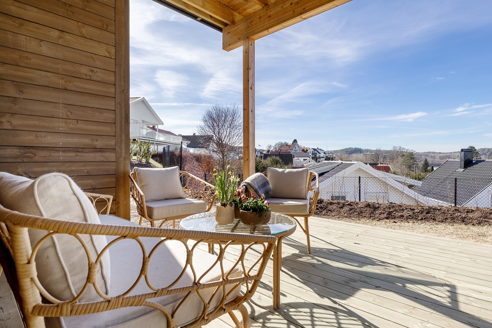 Hyggelig og solrik uteplass under tak Galleribilde