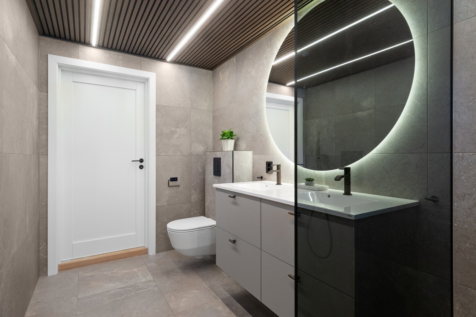 Badet er utstyrt med gulvvarme og vegghengt toalett. Galleribilde