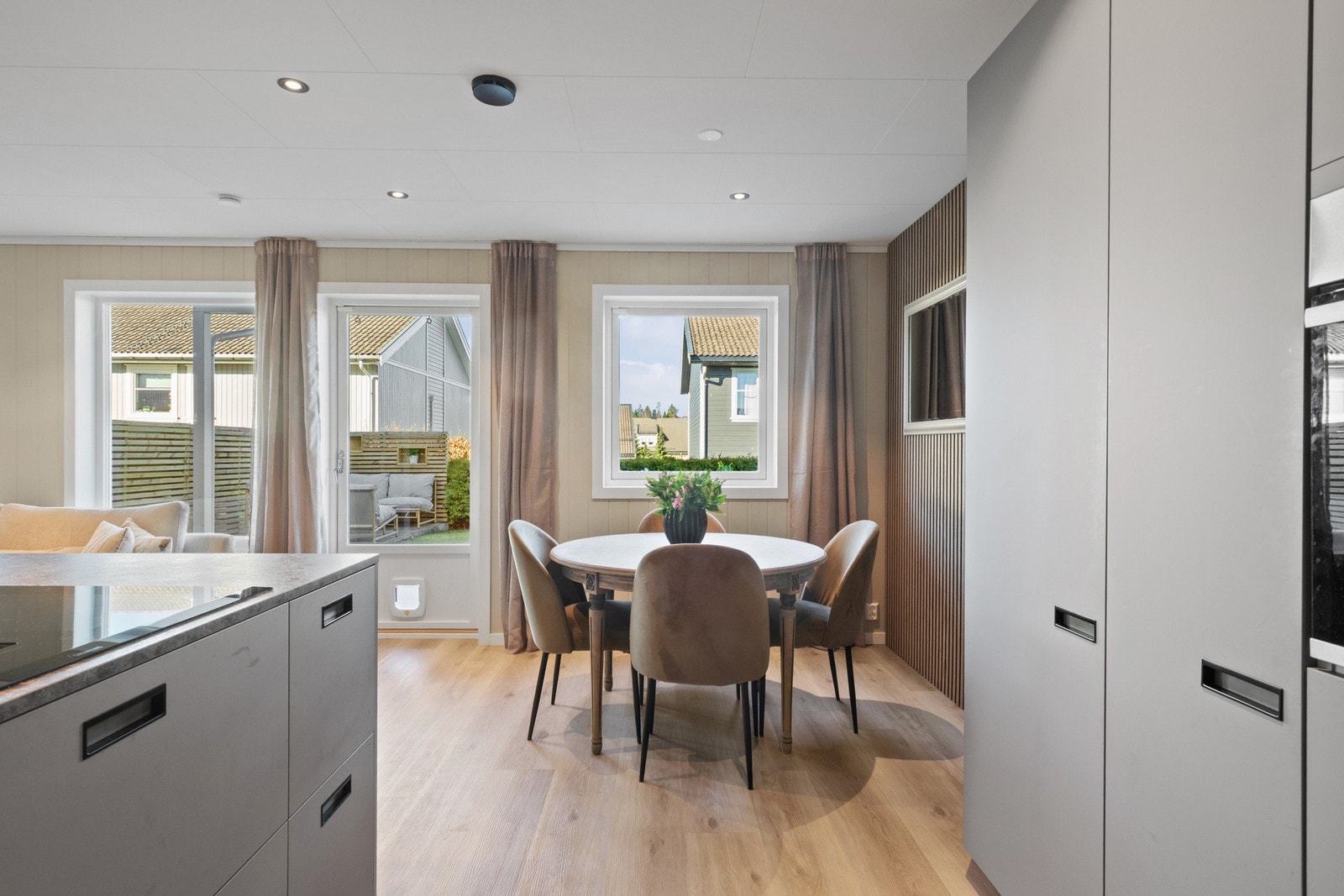 Kjøkkenet har downlights i taket og integrerte hvitevarer, bestående av stekeovn, kjøleskap, induksjonstopp og oppvaskmaskin. Galleribilde