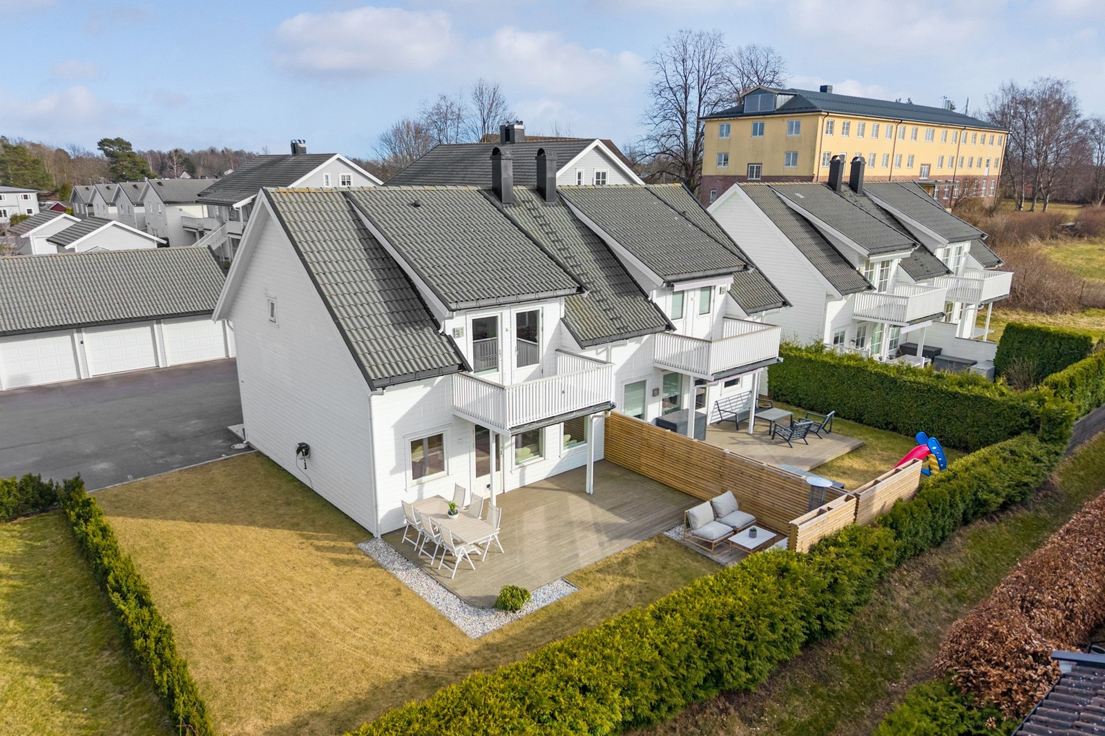Uteområdet er oppgradert med solrike soner, inkludert vestvendt terrasse og balkong. Galleribilde