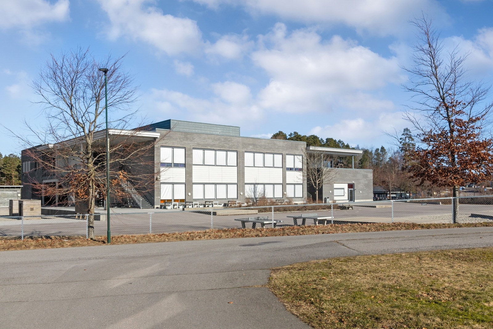 Eiendommen har umiddelbar nærhet til flotte turområder, og det er gangavstand til både barneskole, barnehage og kjøpesenteret på Olsrød. Galleribilde