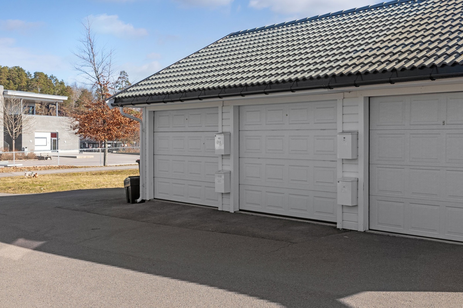 Til boligen medfølger en garasje i felles rekke, oppført i 2023, med elektrisk portåpner og et areal på ca. 16 kvm. Galleribilde