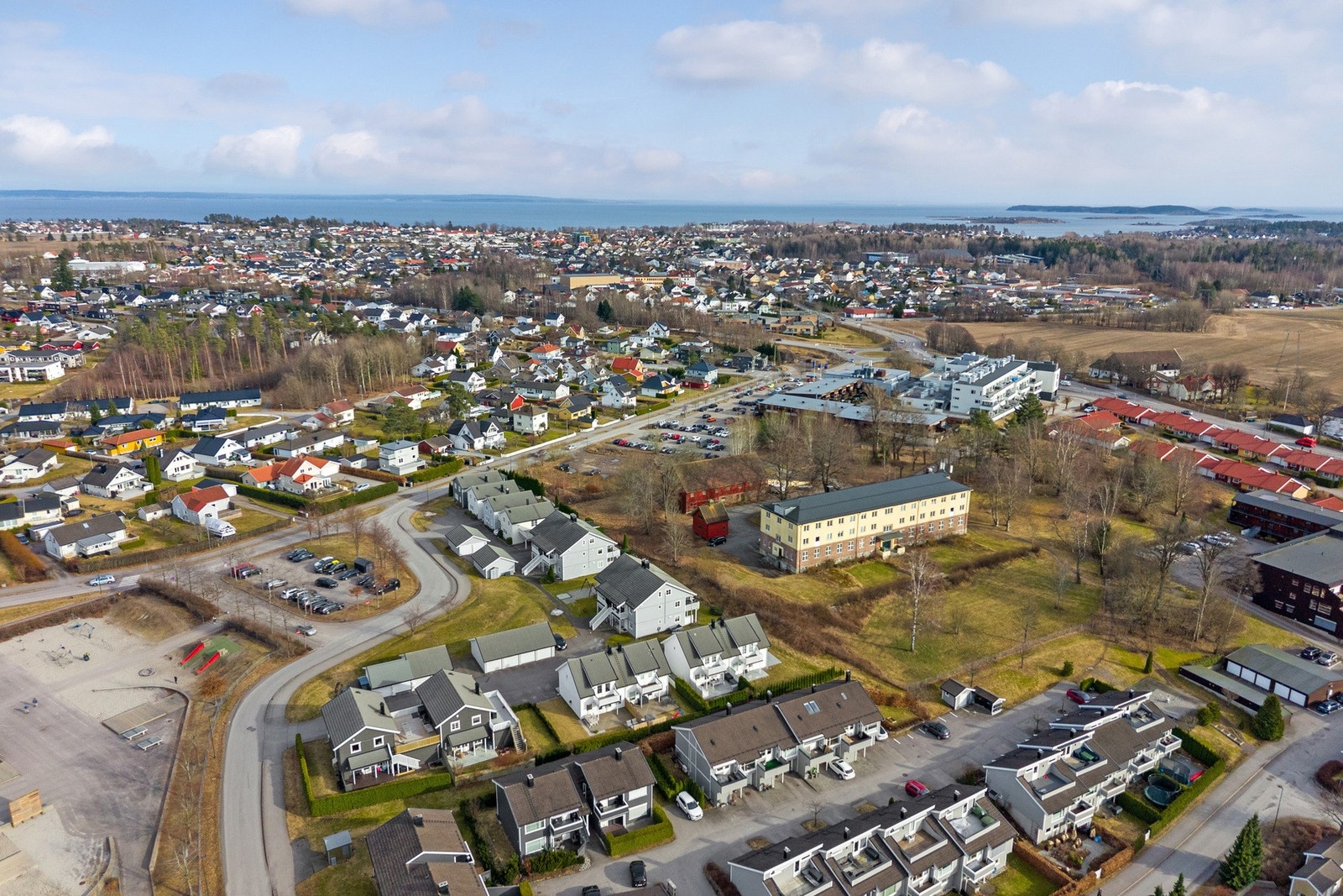 Området byr på gode fritidsmuligheter med blant annet lekeplass, lysløype, skiløyper, treningssenter, svømmehall og golfbane. Galleribilde