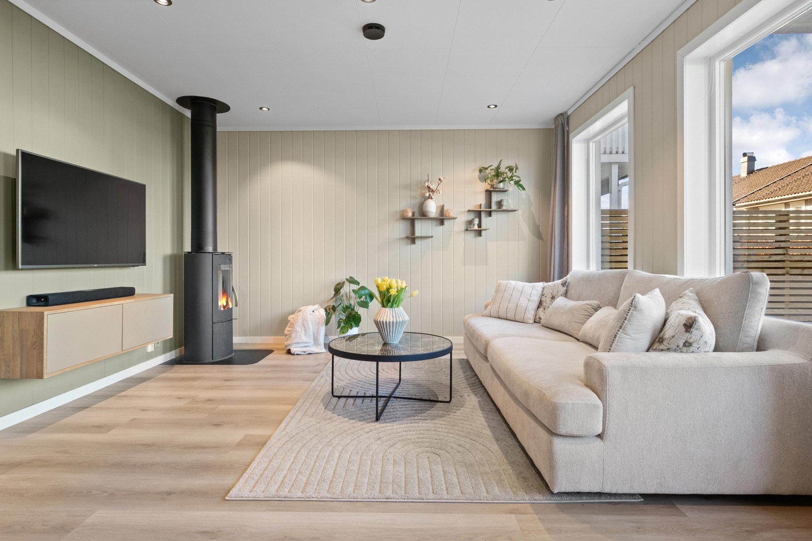 Rommet har downlights i taket og peisovn som gir ekstra varme. Galleribilde