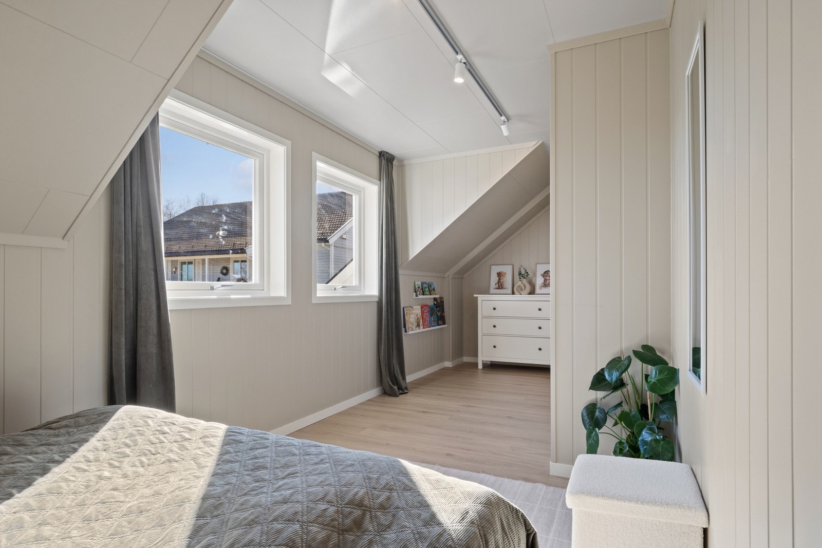 Romslig soverom. Galleribilde
