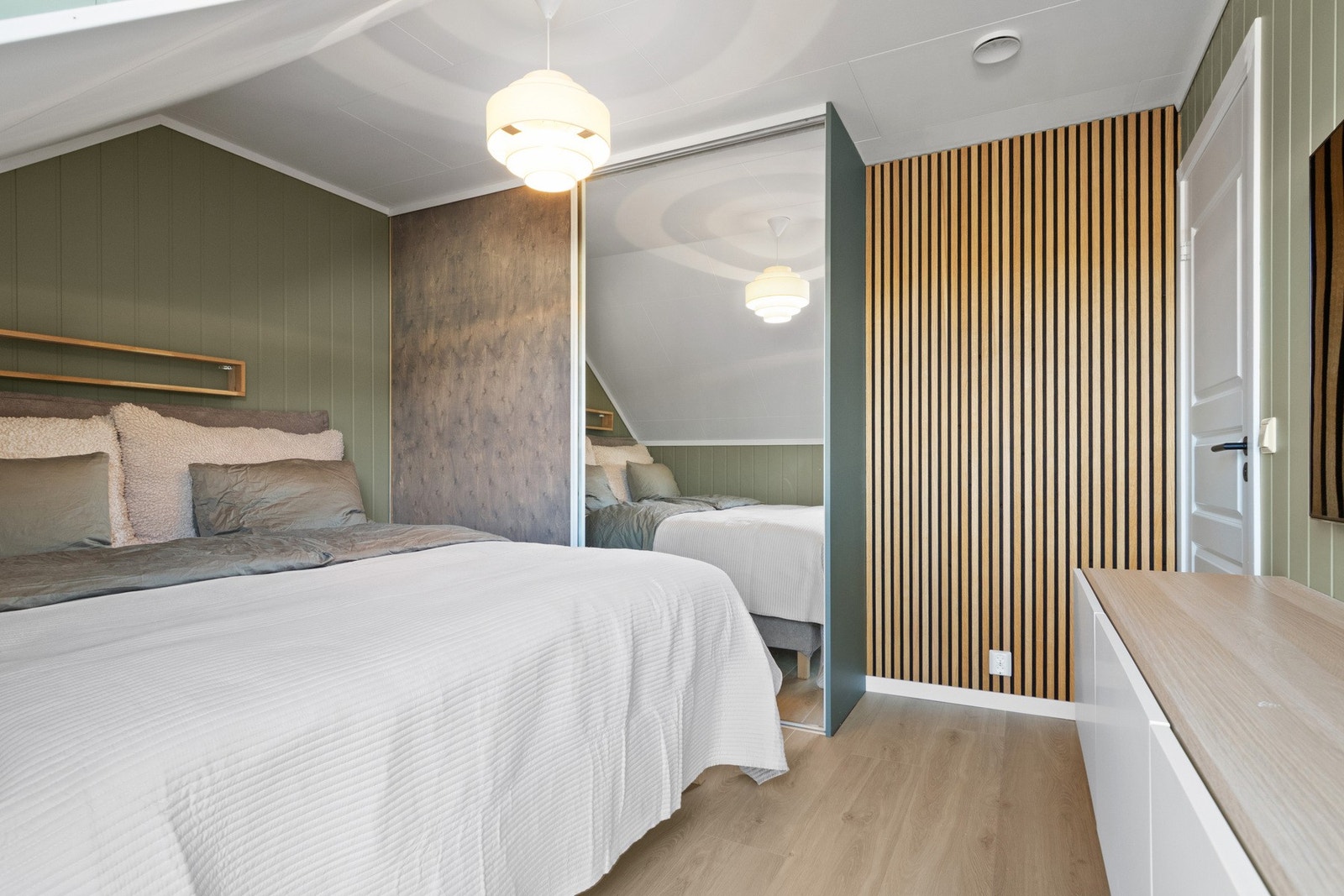 Hovedsoverommet har plass til dobbeltseng og er utstyrt med spilevegg og stor skyvedørsgarderobe fra 2025, med speilfronter og gode oppbevaringsmuligheter. Galleribilde