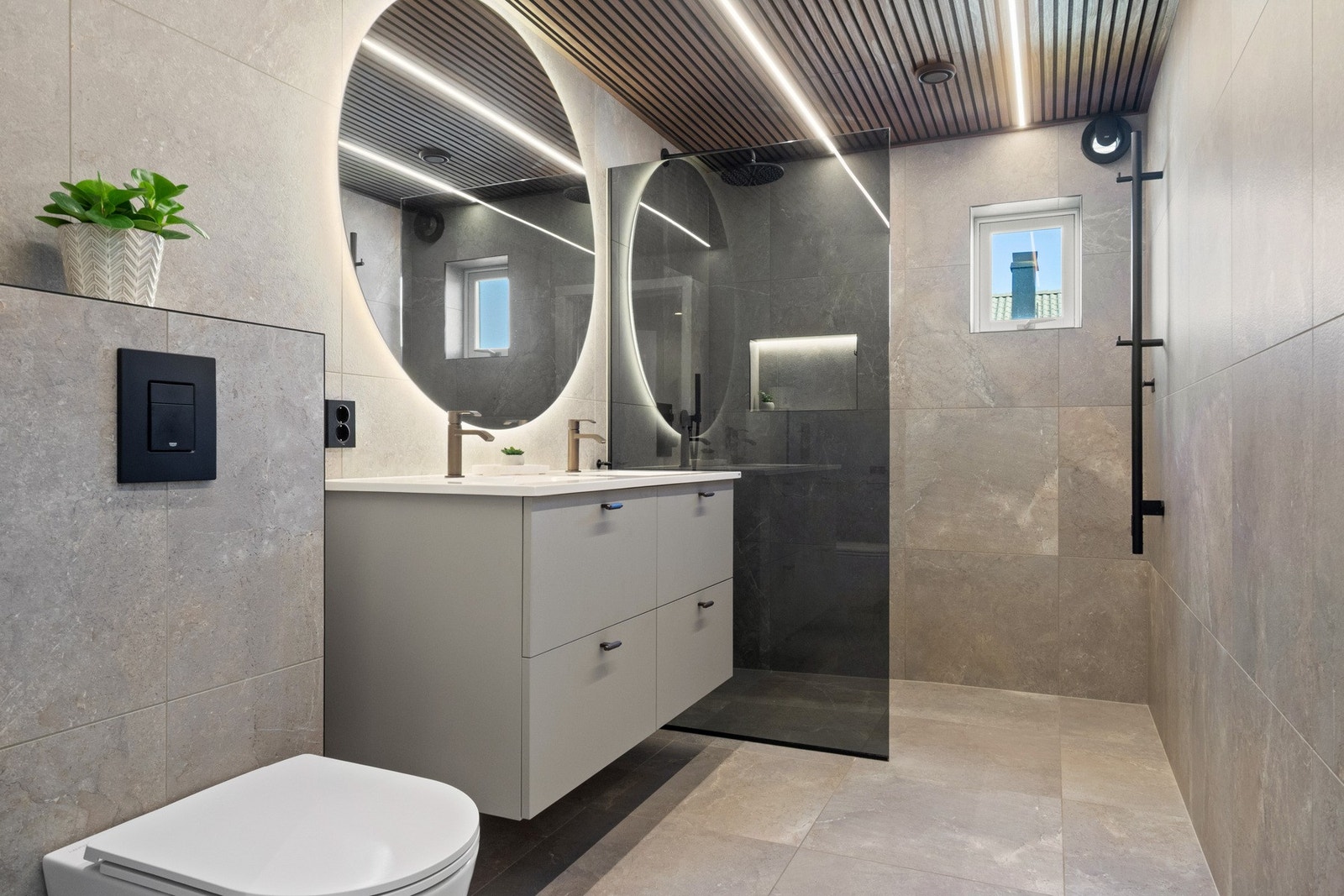 Badet ble oppusset i 2024 og fremstår moderne og stilrent. Overflater består av store, grå fliser, kombinert med spiletak og integrerte lyslister. Galleribilde