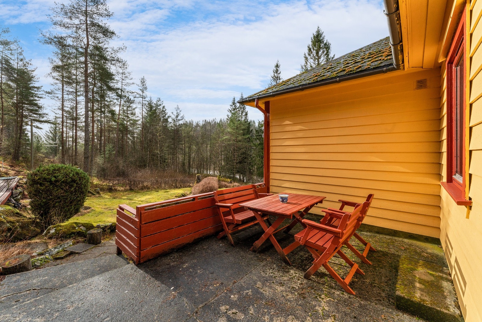Videre er eiendommen opparbeidet med flere trivelige oppholdsarealer Galleribilde