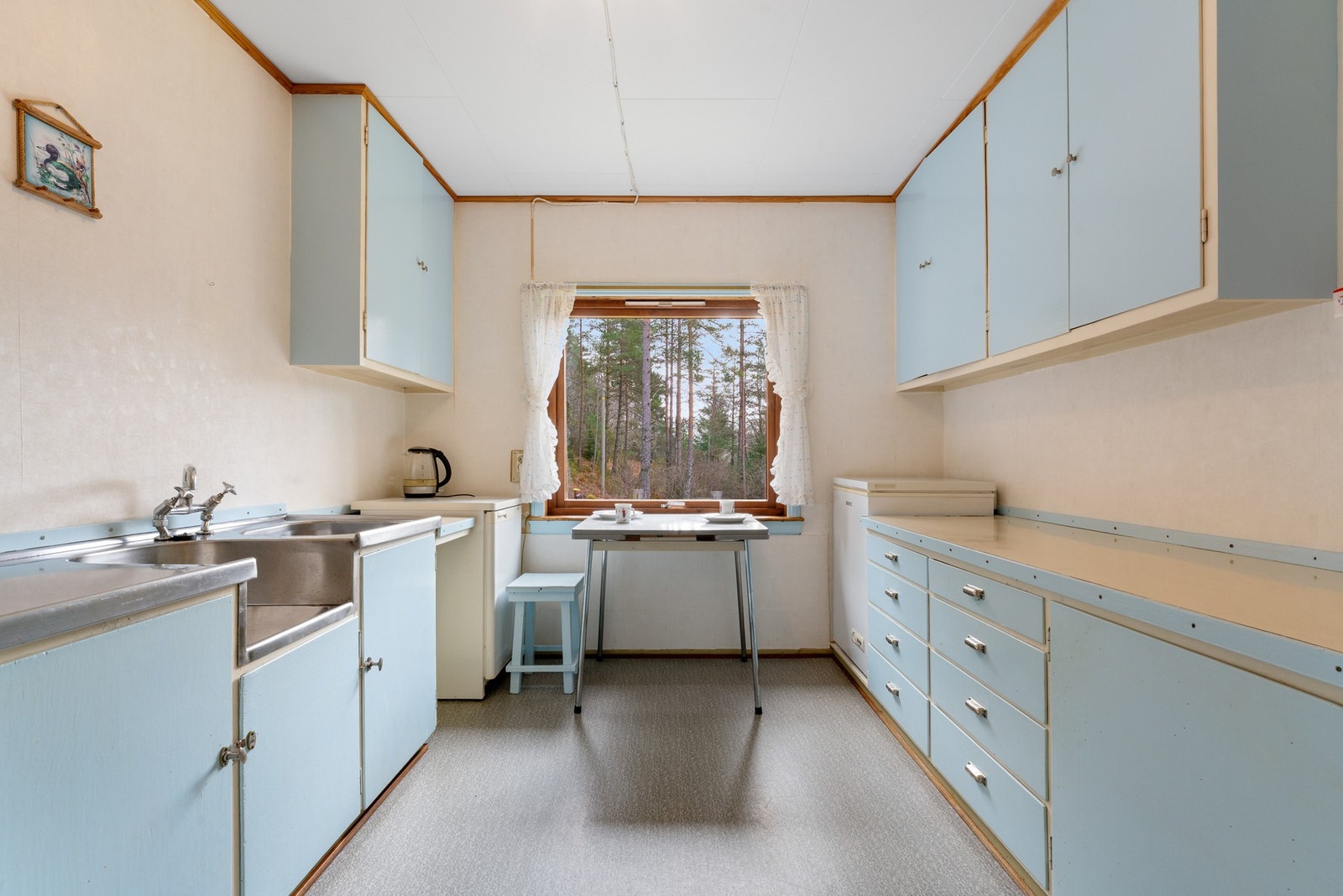 Det er respatex benkeplate og dobbel stålkum Galleribilde