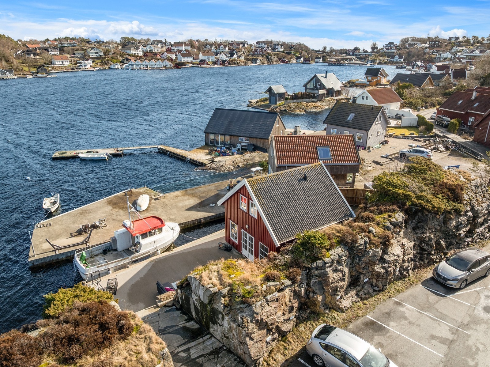 Sjarmerende sjøbu i skjærgården på Flekkerøya! 3 gode soverom - Stort bryggeanlegg - Terrasse på 121m² Galleribilde