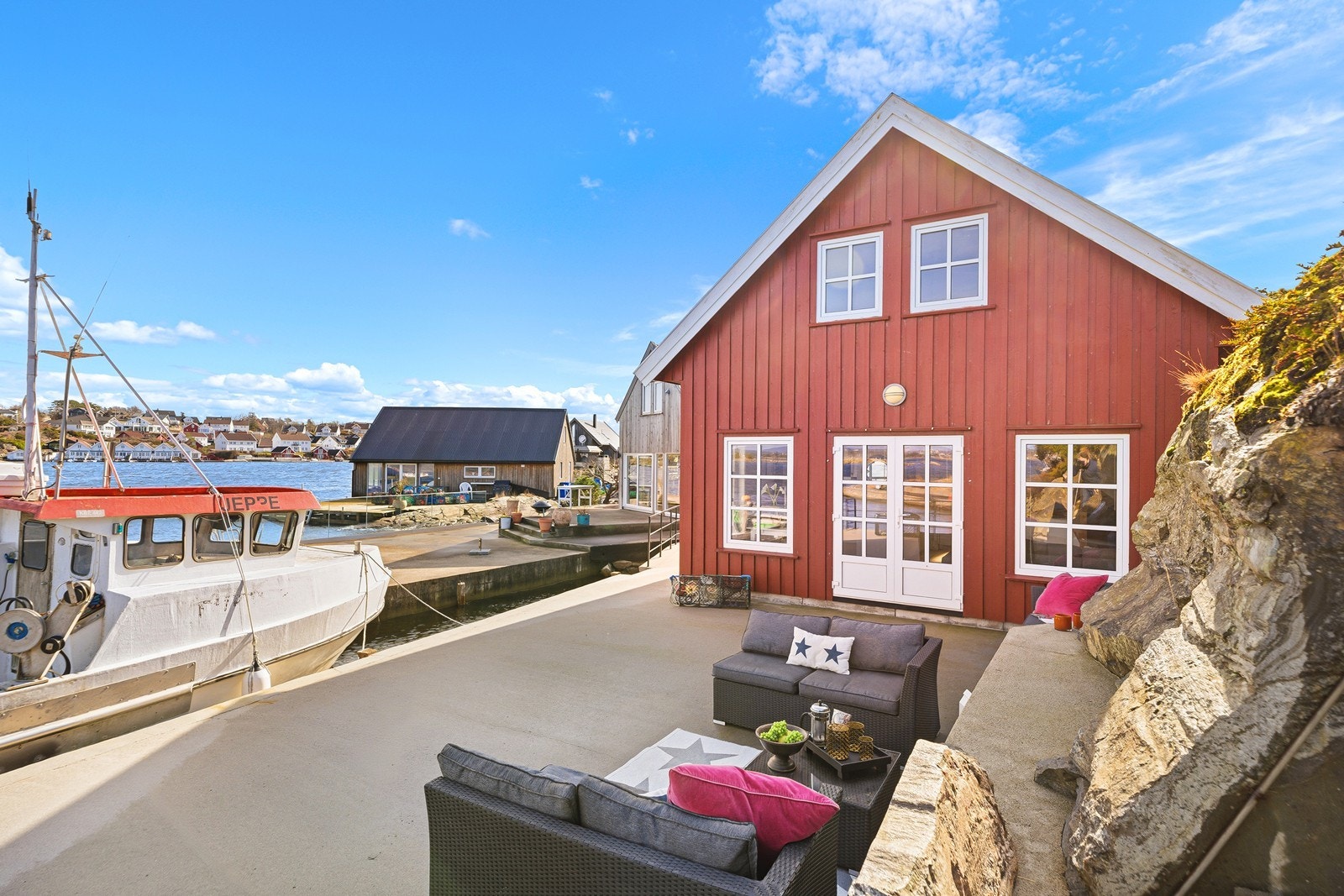 Velkommen til Kårholmsveien 140! Sjøbua er presentert av Andre Sandvik v/Aktiv Eiendomsmegling avd. Kristiansand. Foto: Ivars Upe Galleribilde