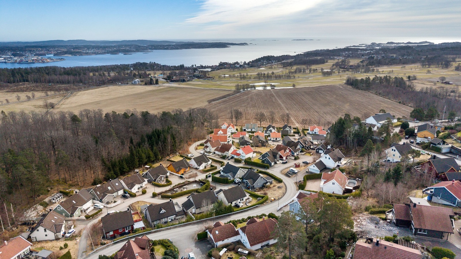 Eneboligen har en svært attraktivt og barnevennlig beliggenhet på Tveteneåsen i Larvik kommune. Nedenfor Fritzøe park finner du Larvik Golfklubb, på Fritzøe gård. Her er det både 18-hulls og 9-hulls bane, beliggende i fantastiske omgivelser. Galleribilde