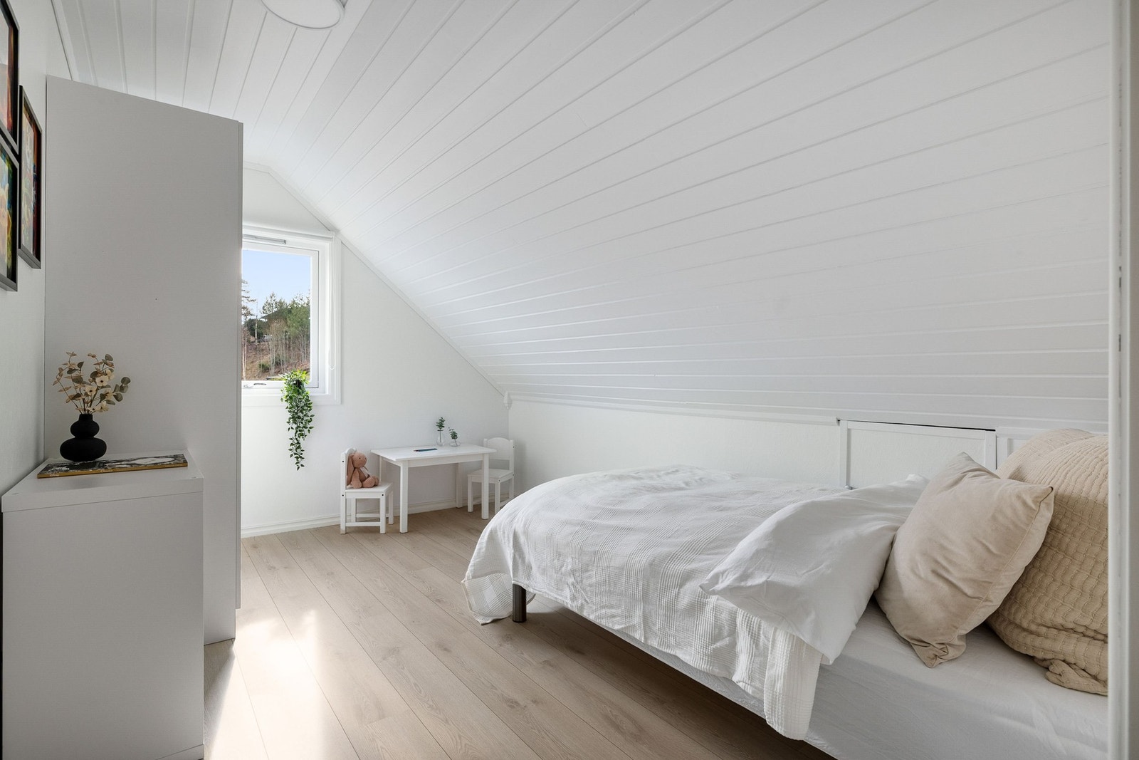 Soverommet har lyse farger og garderobeskap, og egner seg godt som gjesterom, barnerom eller kontor. Galleribilde