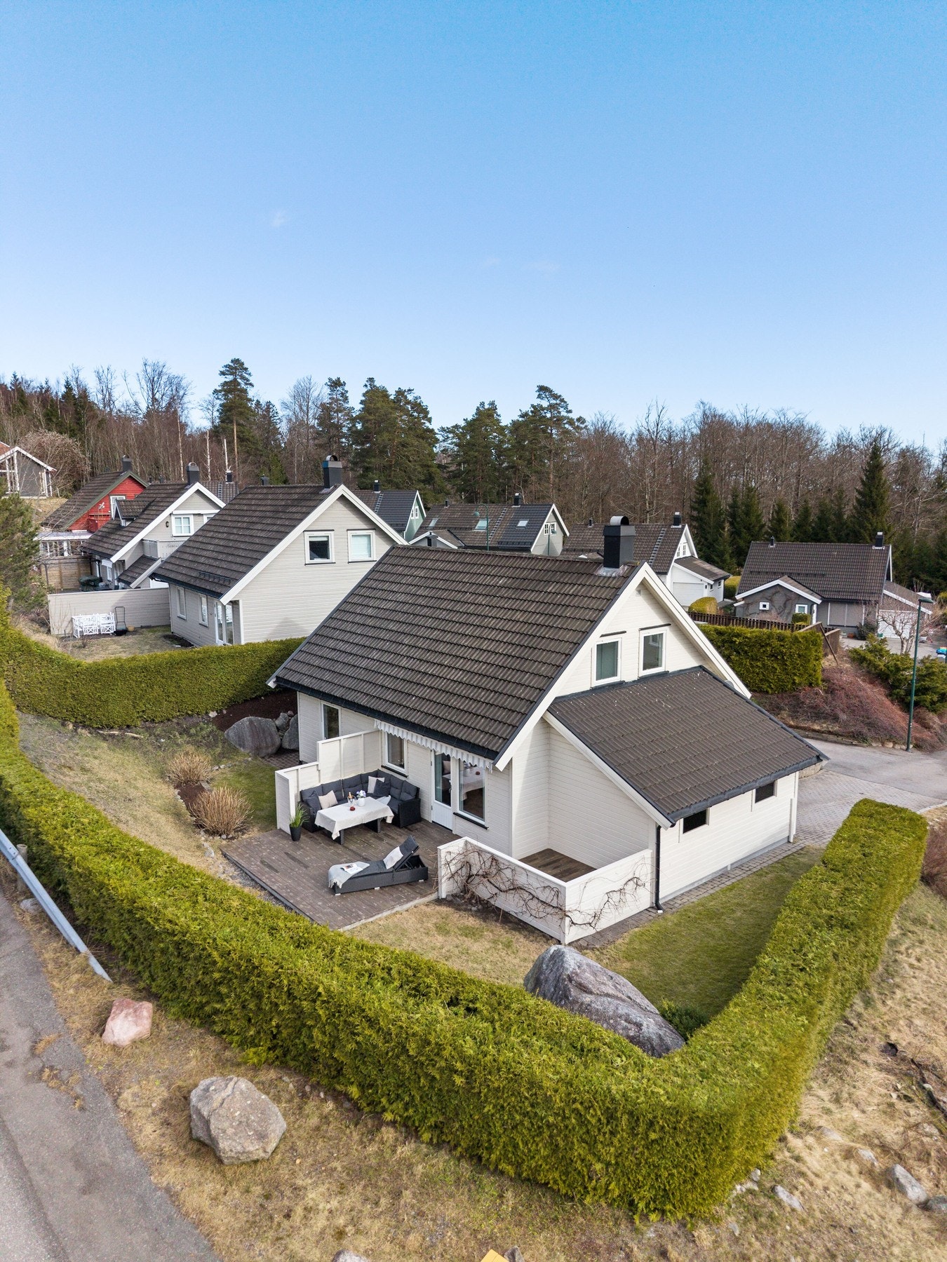 Dette er en frittliggende enebolig i barnevennlige omgivelser på Tveteneåsen. Rundt deler av eiendommen er det en frodig hekk som skjermer godt. Galleribilde