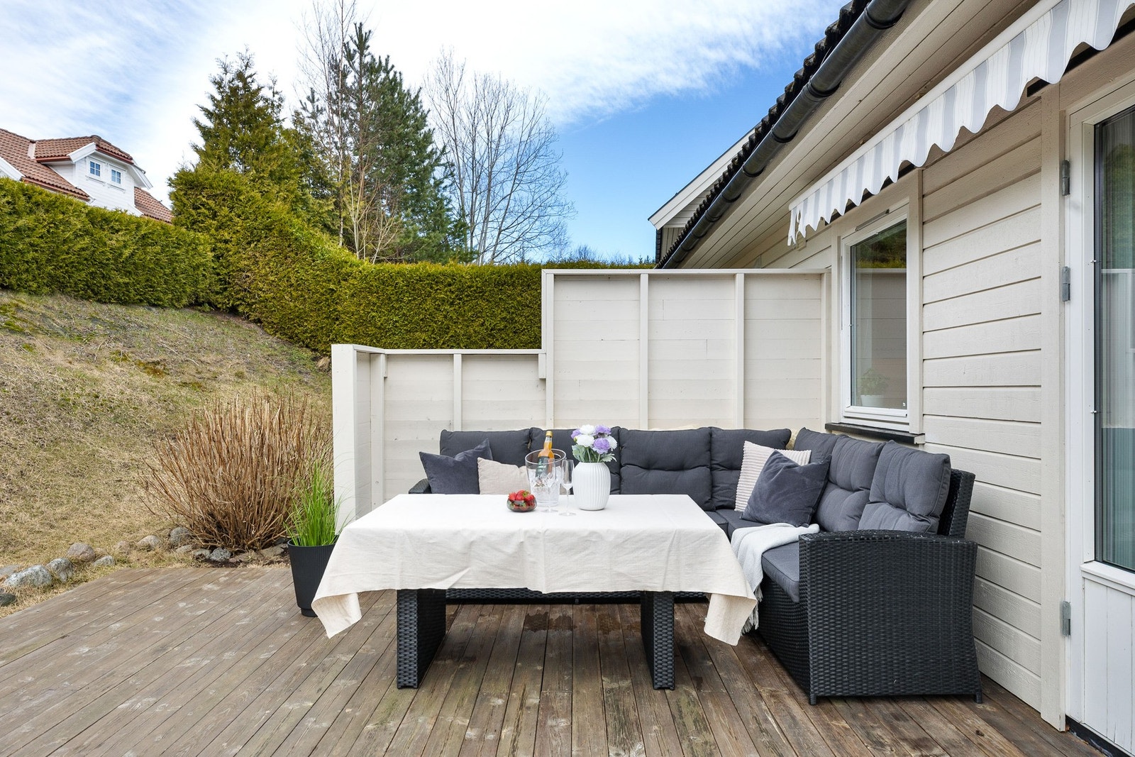 Hagen er lettstelt, men romslig nok til lek, moro og sommerglede. Her kan de voksne slappe av i solveggen mens barna leker trygt i hagen. Galleribilde