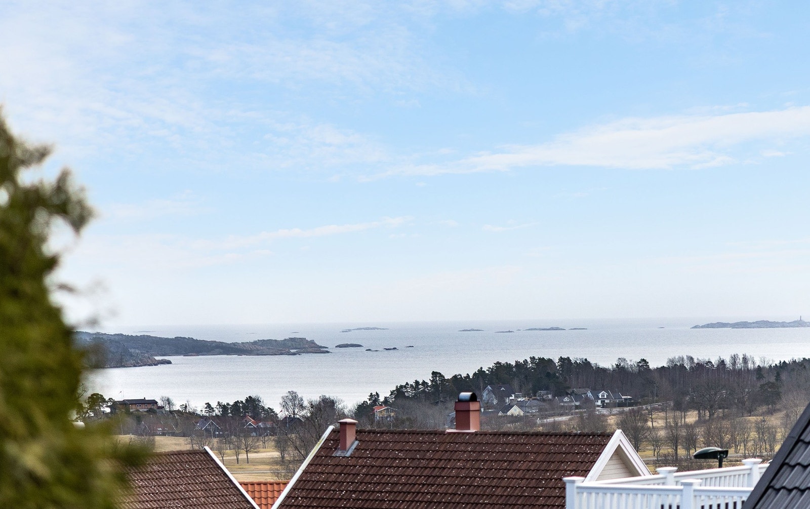 Det er fantastisk utsikt helt ut til Svenner fyr - magisk når fyrtårnet blinker pent om kvelden Galleribilde