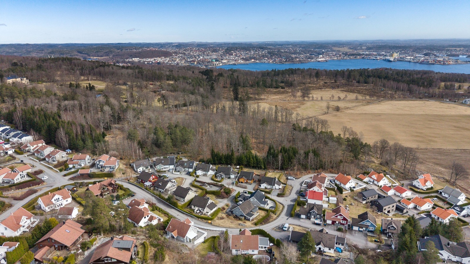 Boligen ligger med flotte turområder rett utenfor døren, koselig lekeplass like ved og barnehage på feltet. Galleribilde