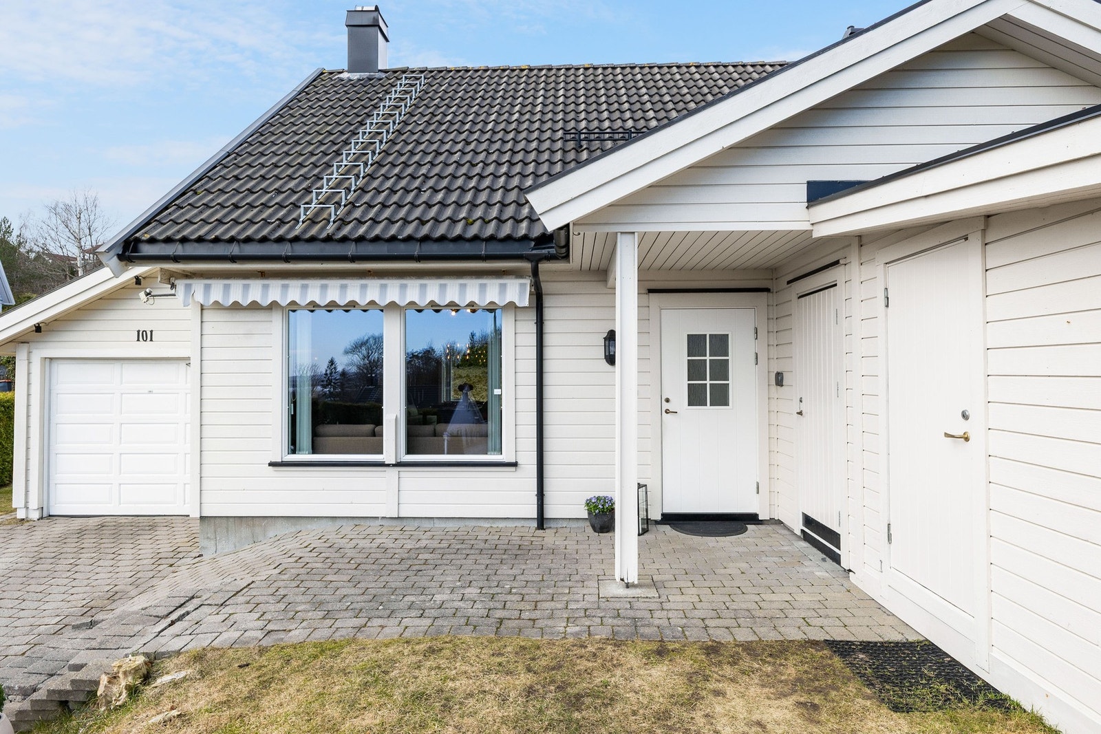 Det er gode parkeringsforhold med gårdsplass og garasje med elektrisk portåpner - praktisk og komfortabelt året rundt. Galleribilde