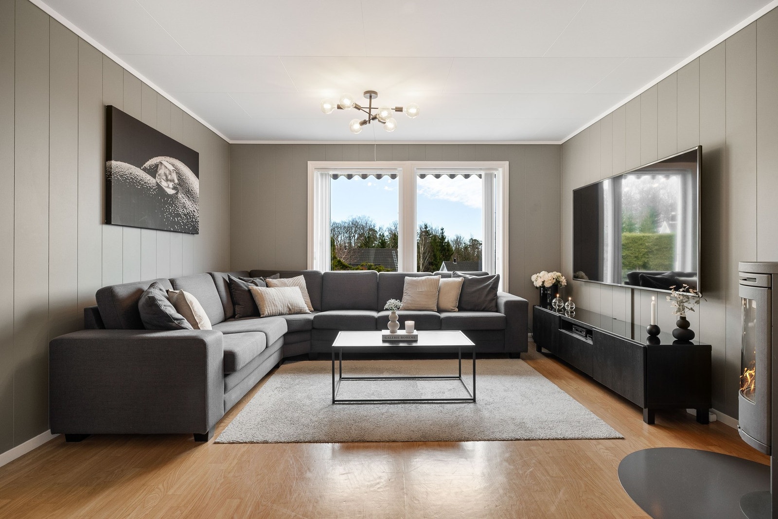 Stuen har god plass til en romslig sofagruppe og TV-møbel. Store vindusflater slipper også her inn rikelig med dagslys. Galleribilde