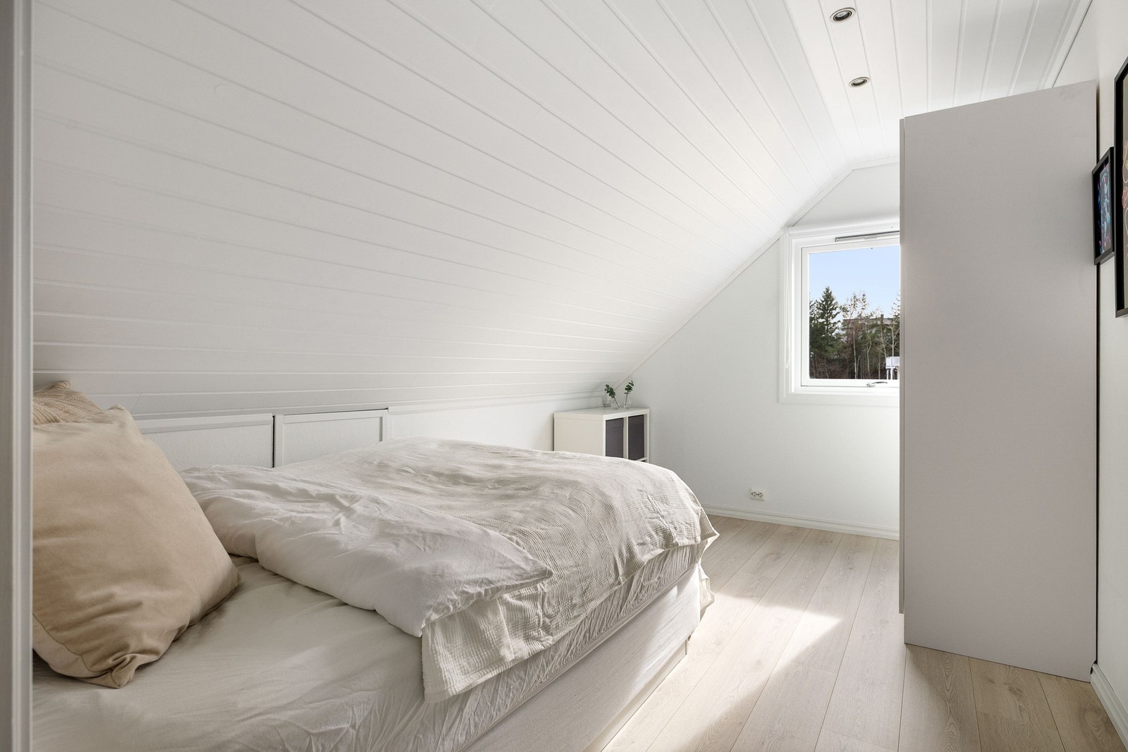 Soverommet har garderobe og passer også godt som gjesterom eller barnerom. Galleribilde