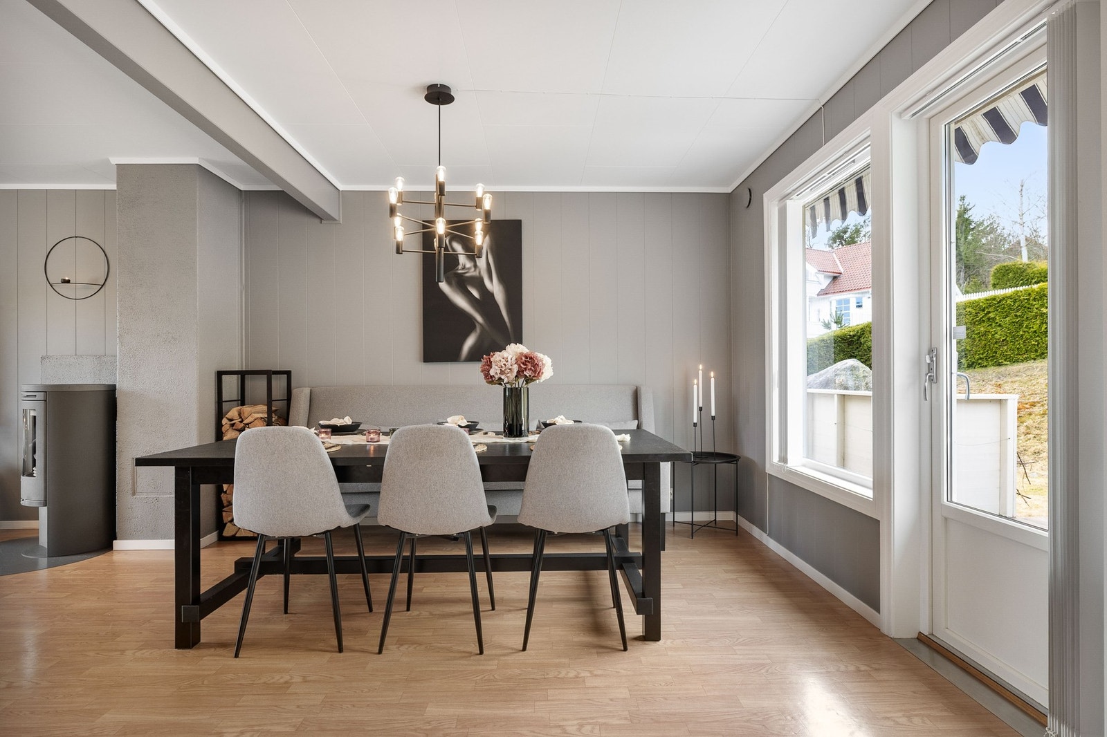 Her kan du enkelt være en del av selskapet mens maten tilberedes, og på sommerstid blir terrassen en naturlig forlengelse av oppholdsrommet. Galleribilde