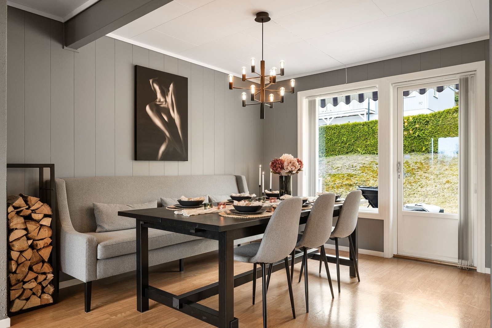 Spiseplassen har utgang til hagen og ligger i direkte tilknytning til kjøkkenet - en praktisk og sosial løsning. Galleribilde