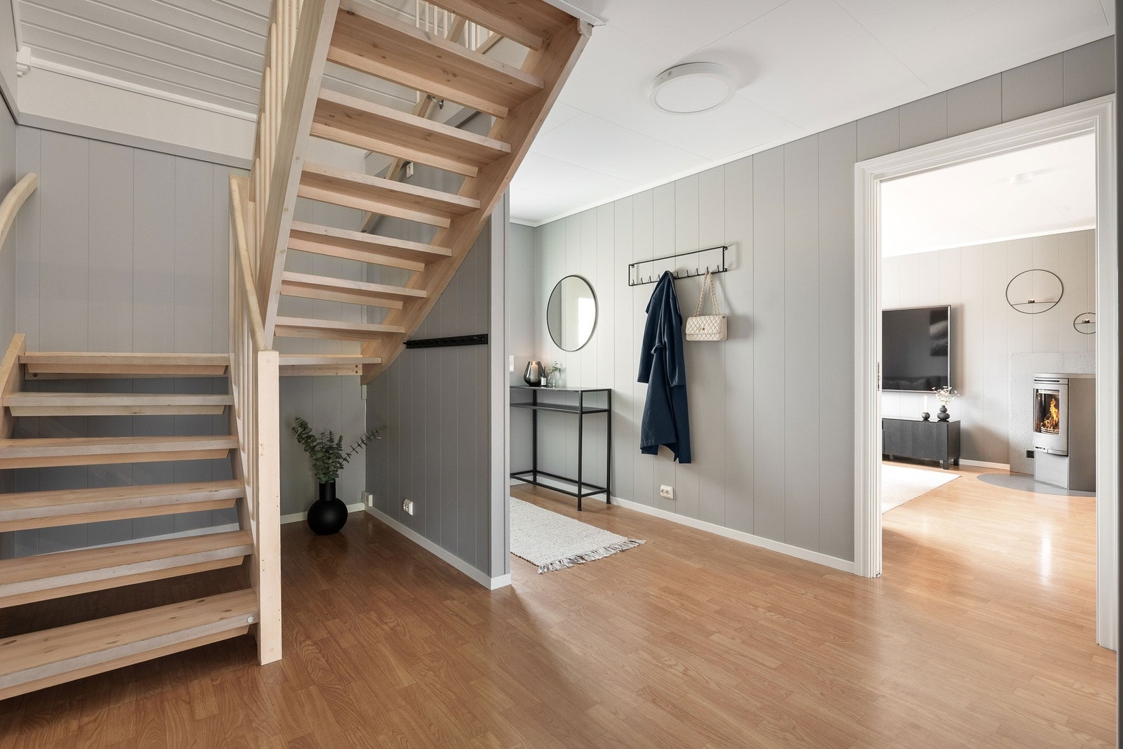 Fra gangen er det enkel adkomst til hovedsoverom, bad og stue/kjøkken. Dette er en funksjonell og innholdsrik etasje hvor du har mulighet til å bo på ett plan dersom ønskelig. Galleribilde