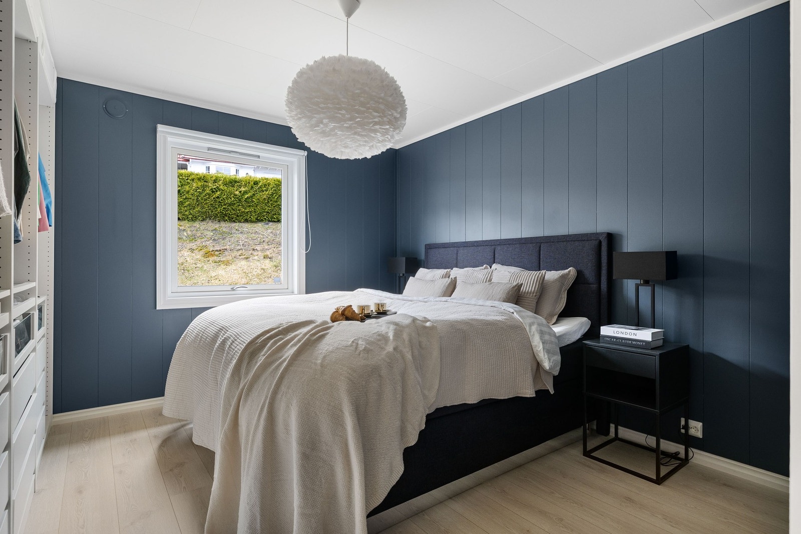 Hovedsoverommet har god plass til dobbeltseng med tilhørende nattbord. Rommet er malt i en dempet, delikat blåfarge. Galleribilde