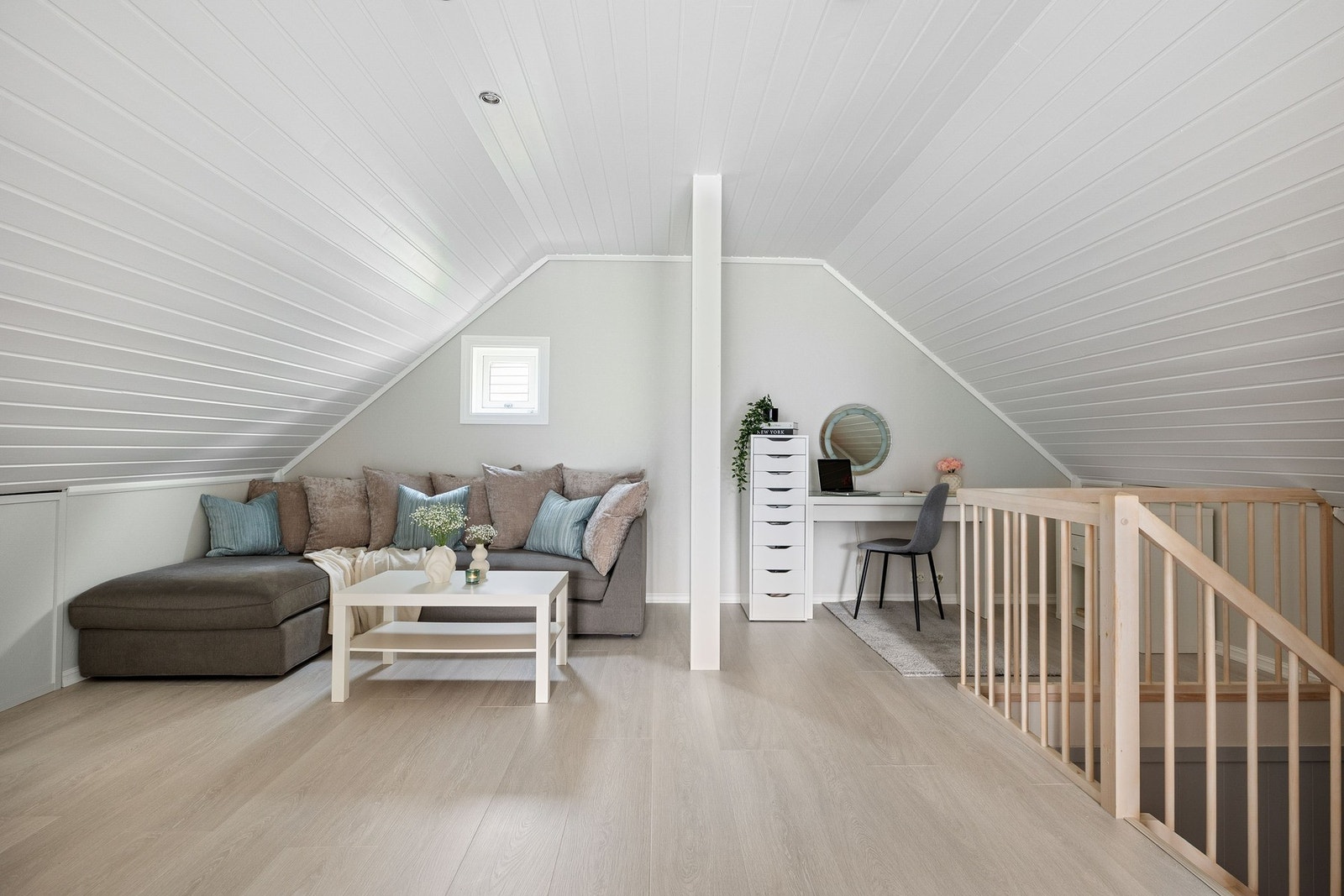 I 2. etasje er det en ekstra stue med mange bruksmuligheter, samt to lyse soverom. De fleste overflater i boligen er oppgradert de siste årene med malte vegger og tak, samt nytt enstavs laminatgulv i flere rom. Galleribilde