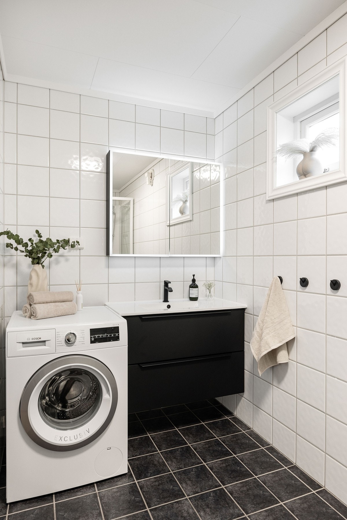 Her det rikelig med oppbevaring i skuffer, samt speilskap med doble dører og integrert Bluetooth-høyttaler. Galleribilde