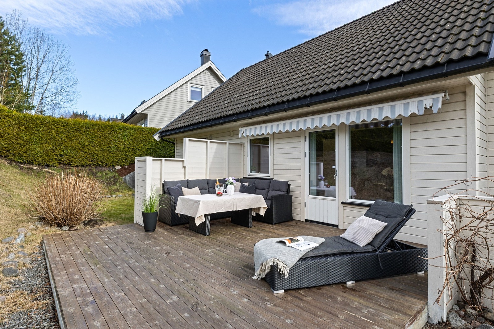 Terrassen byr på god plass til utemøbler, planter og grill. Galleribilde