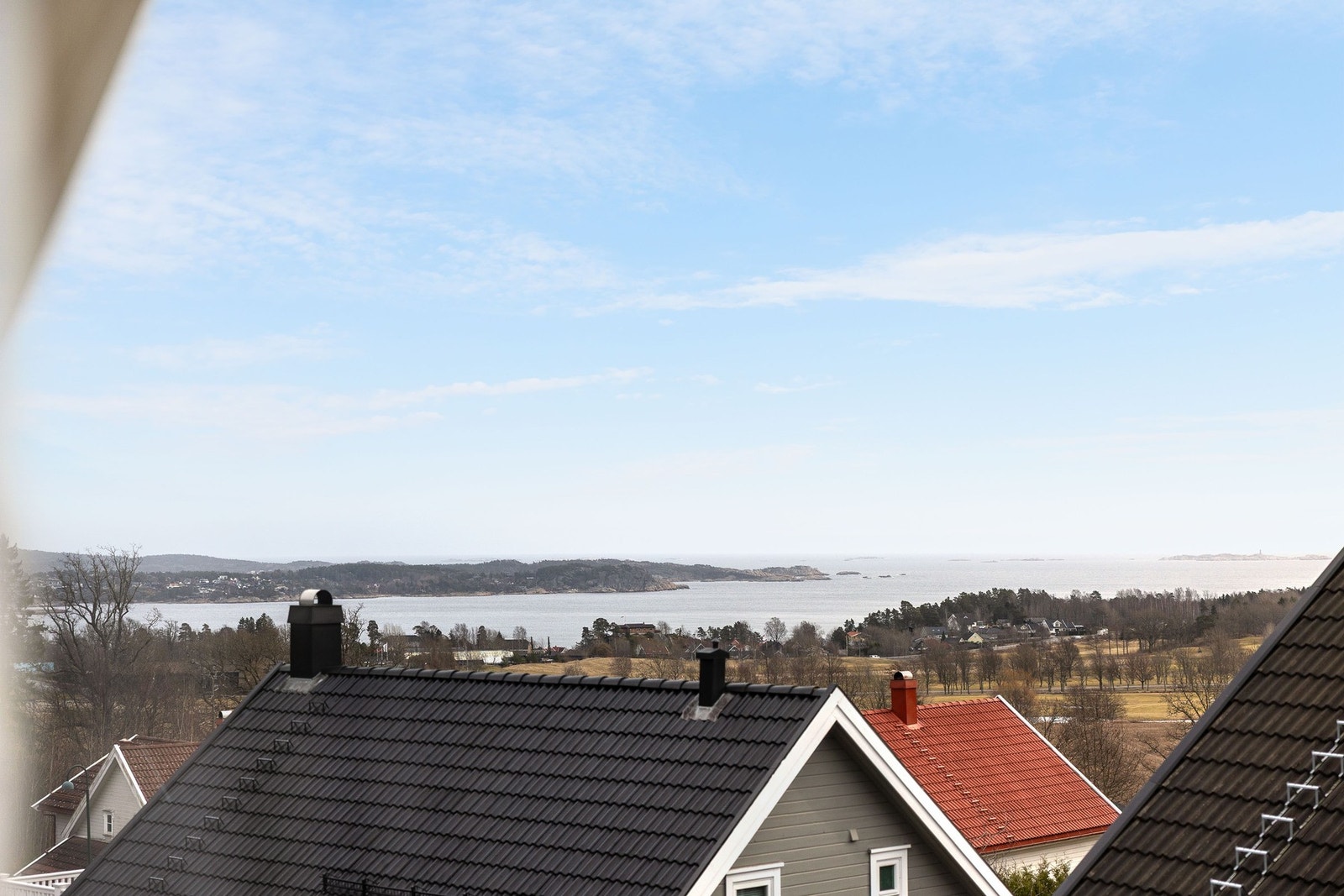 Området ligger høyt og fint og har utsikt over landskap og sjøen. Galleribilde